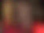 Gambe in collant neri trasparenti. Padrona, vestita con corsetto di pelle, guanti, tacchi a spillo e gonna attillata, stuzzica l'amante delle gambe con collant neri trasparenti.