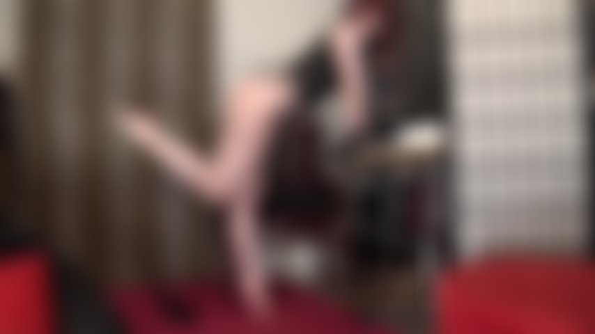 Gambe nude, piedi nudi, culo nudo: la padrona mostra le sue gambe e i suoi piedi forti e potenti. Riesci a gestire la lenta presa in giro?