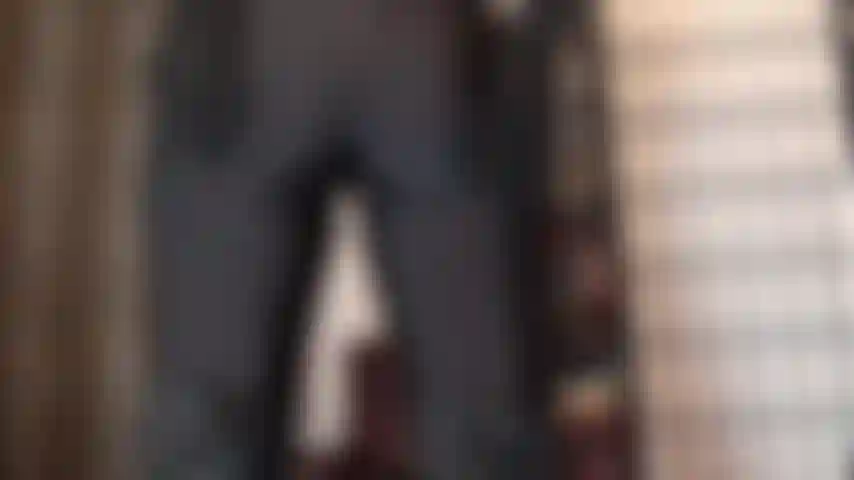 Adorazione del culo con pantaloni neri in spandex: così attillati, così lucidi, adori il sedere rotondo e il cavallo dei leggings in lycra.