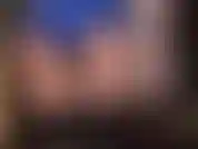 La padrona adora il culo al meglio: si siede sulla faccia indossando pantaloncini corti di raso blu, collant marroni lucidi e stivali neri alti e lucidi.