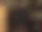 La padrona indossa un enorme strap-on nero, e lo sculaccia con un frustino. Trova una frusta e seguimi. Colpisci quel cazzo per la tua dea!