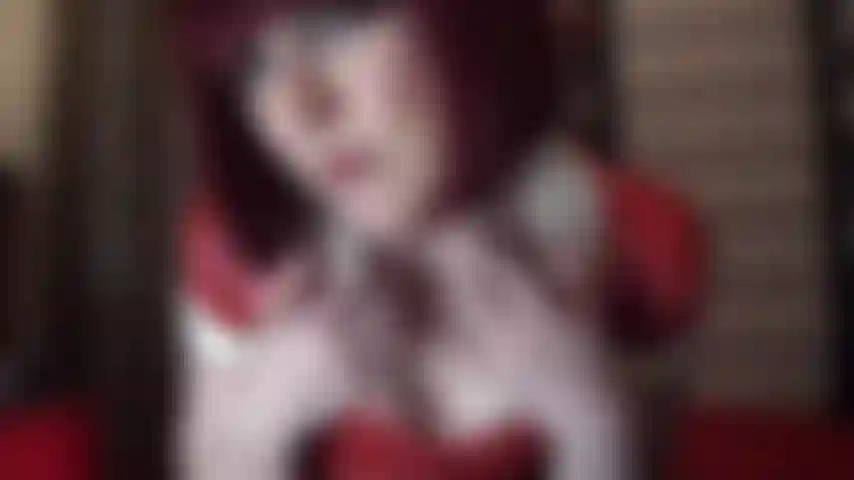 Un'infermiera di gomma rossa: la padrona vivian lucida il suo incredibilmente sexy vestito di lattice rosso fino a renderlo lucido e indossa guanti di lattice lunghi fino alle spalle, adatti per una mungitura intensa.