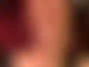 Calze di nylon color carne sopra le mani da vicino, toccando il viso, stuzzicando con la lingua, leccando le calze di nylon... Così sexy! Non ti piacerebbe essere toccata da queste calze di nylon morbide e setose su tutto il corpo...