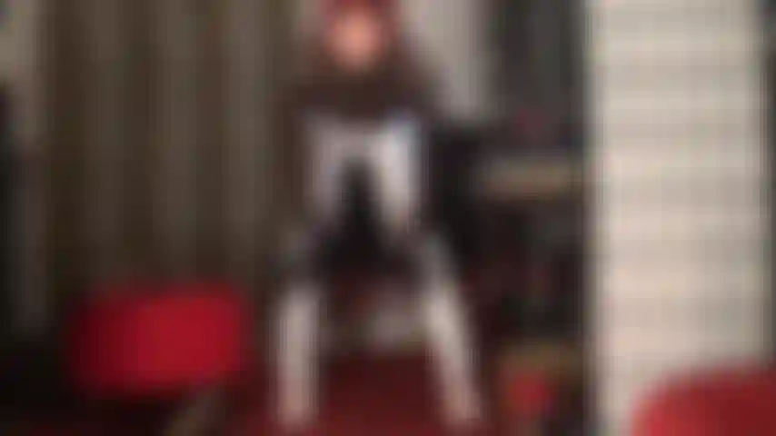 Adoro i pantaloni in raso bianco lucido e setoso.