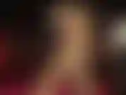 La padrona ti ha conquistato con le sue bellissime gambe incrociate, le sue calze lucide color carne e un accenno di giarrettiere.