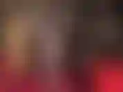 Gambe di nylon in collant grigio lucido, tacchi a spillo, toccata da guanti di seta e dildo.