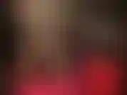 Una tuta in nylon opaco è la base per una sessione sexy in nylon lucido, a cui si aggiungono altri due paia di collant dorati lucidi e guanti in raso nero setoso. Adorazione di gambe, piedi e culi.