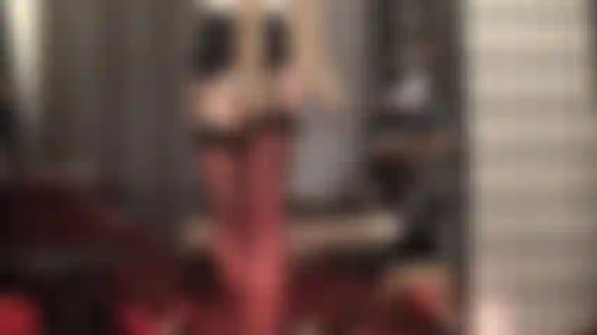 Uno strato di collant lucidi sopra calze e reggicalze per la massima provocazione in nylon.