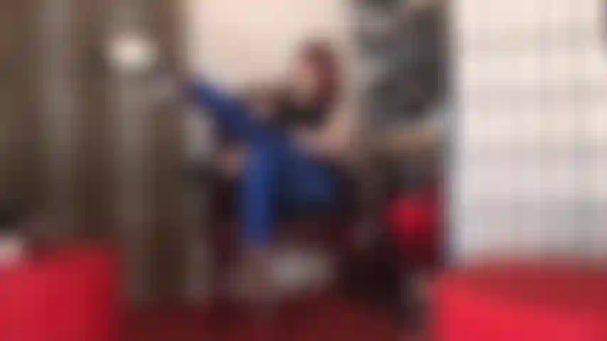 Leggings in lycra blu metallizzato e tacchi altissimi con plateau: queste lunghe gambe stanno benissimo con leggings lucidi e tacchi a punta aperta.