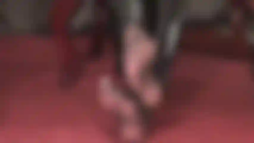 La padrona vivian mostra i suoi piedi favolosi indossando collant neri trasparentissimi.