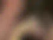 Guardami negli occhi mentre accarezzo lentamente lo sperma dal tuo cazzo usando un paio di guanti medici in lattice.