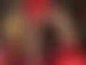 Mi stuzzica la padrona con le sue cosce tornite e le sue lunghe gambe snelle, indossando collant lucidi e pantaloncini di raso rosso lucido.