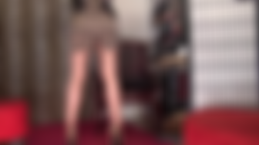 Le gonne sono per stuzzicare: la gonna si alza, la gonna si abbassa... Che concede viste sul meraviglioso tassello dei collant e sulle mutandine della tua dea, sia da dietro che da davanti.