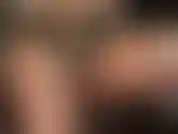 Il tuo feticismo per tutto ciò che luccica si scatena quando guardi il mio cavallo di collant lucidi e le mutandine di pizzo con guanti di raso e stivali di raso.