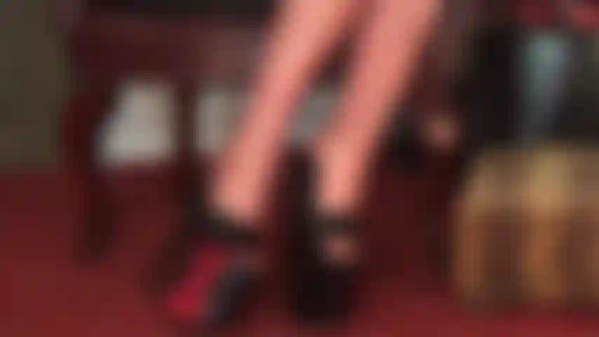 Piedi in calze di lattice e tacchi a spillo.