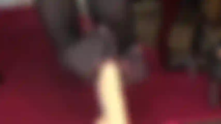 Faccio footjob con collant su un dildo che spruzza.