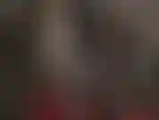 Oh, vuoi quel grosso cazzo... La padrona ti fa venire l'acquolina in bocca per il suo enorme strapon sotto la gonna di pelle.