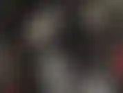 Una padrona in pvc con un grosso cazzo sotto il suo lungo cappotto. Apri la bocca per un assaggio di sputo e un grosso cazzo che ti riempie la gola.