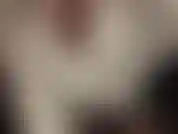 Provocante e sensuale con gambe e piedi in collant, pantaloncini di raso blu lucido e camicetta bianca di seta. Così sexy!