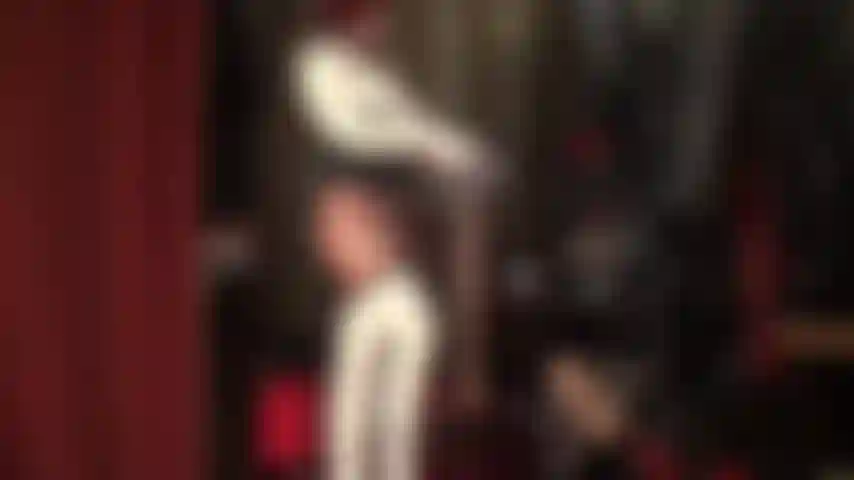 Una sexy infermiera in lattice indossa diversi strati di collant lucidi color carne sopra calze e collant in lattice.