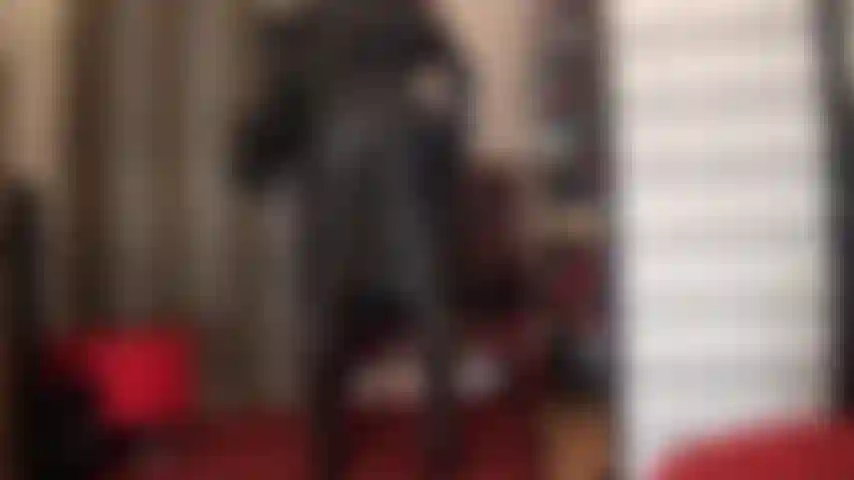 Pelle e sputo: il mio perfetto culo rotondo rivestito di pelle è il tuo feticcio, vuoi strofinarci sopra il cazzo del tuo schiavo fino a ricoprirlo completamente di sperma. La padrona ti mostra con lo sputo come potrebbe apparire il tuo carico di sperma.