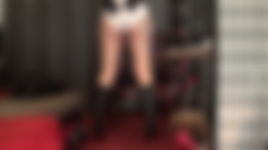 Dipendente dalle mutandine di raso bianco: la mia padrona ti fa pulsare il cazzo così forte che ti stuzzica con le sue mutandine bianche e lucide.