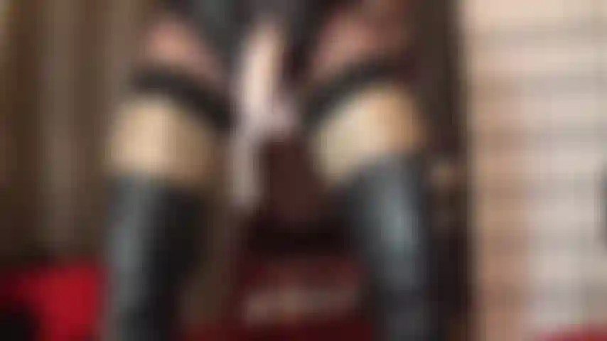 La tua bocca da schiava ha un solo scopo: ingoiare il gustoso grosso cazzo della padrona vivian, in profondità, così che le tue guance sfiorino le sue calze di nylon setose. Il tuo culo è il prossimo, mentre lei ti afferra i fianchi con le sue mani guantate di pelle.