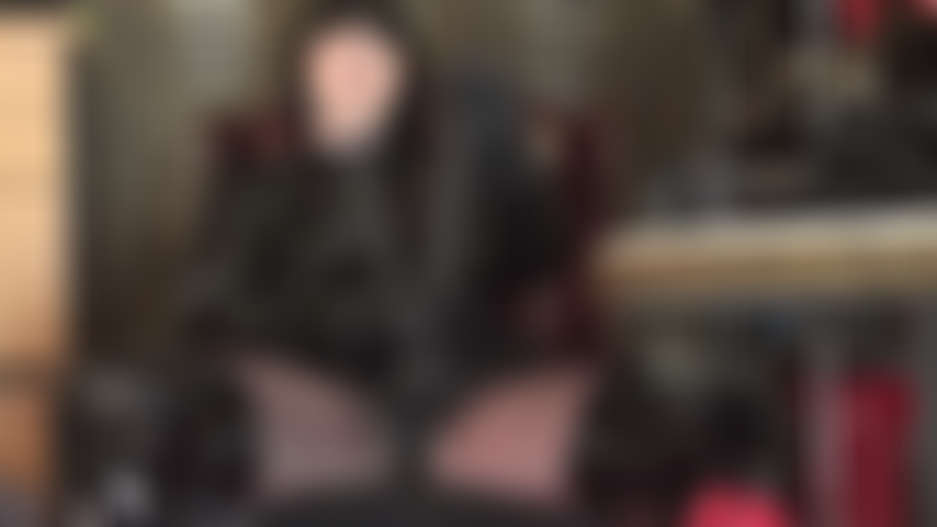 Mi schernisce la padrona con il suo gigantesco cazzo nero.