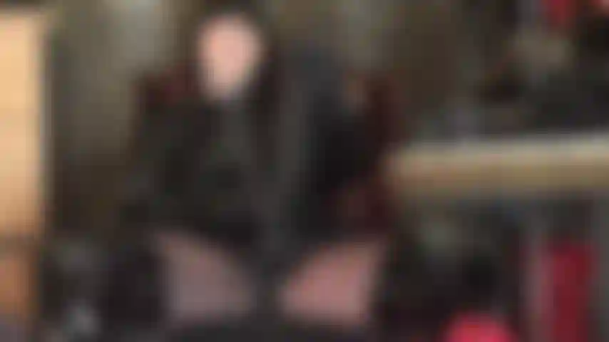 Mi schernisce la padrona con il suo gigantesco cazzo nero.