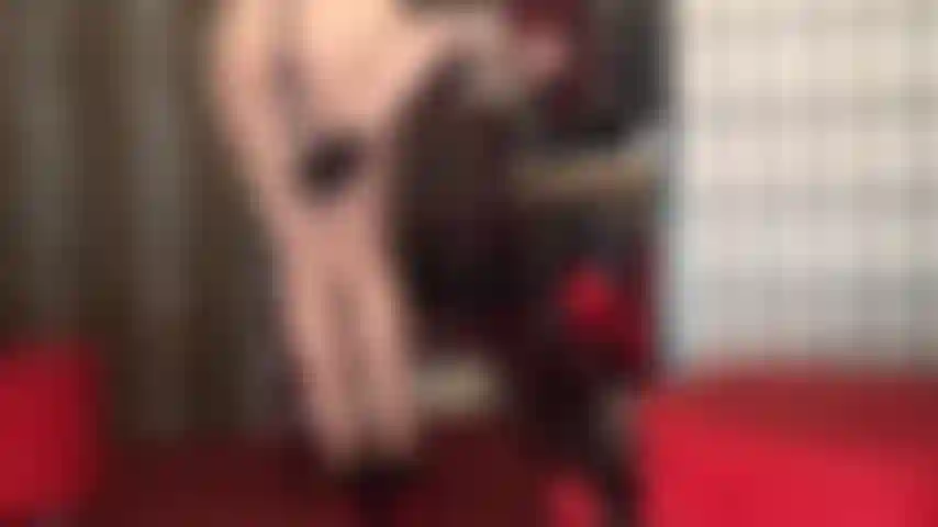 La padrona vivian ti fa oscillare il suo culo rotondo e un grosso cazzo in faccia.