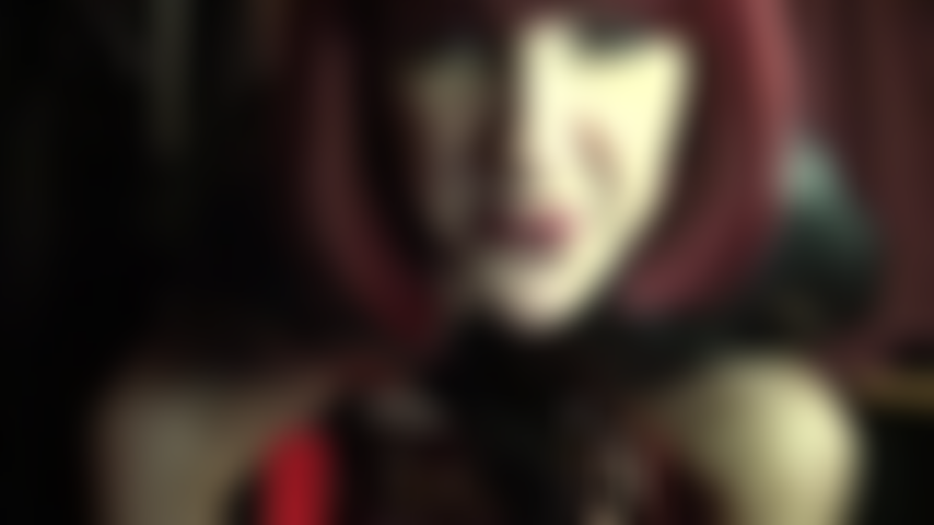 In pelle, pelliccia e con uno strap-on nero e massiccio.