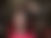 Con seducenti calze nere in pizzo, top in pelle, guanti in raso e décolleté con tacco a spillo in acciaio bianco.