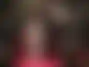 Con seducenti calze nere in pizzo, top in pelle, guanti in raso e décolleté con tacco a spillo in acciaio bianco.