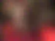 Con gambe sexy incrociate in strati di nylon lucido, scarpe con punta aperta lucide che stuzzicano il tuo cazzo con giochi di dondolamento e scarpe.