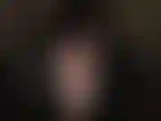 Una padrona in tuta di lattice e cappuccio. Non potrai mai toccarlo, perdente! Una padrona che stuzzica con la cerniera anteriore aperta sulla tuta di lattice, labbra, lingua, dito penetrante, scollatura, umiliazione da perdente.