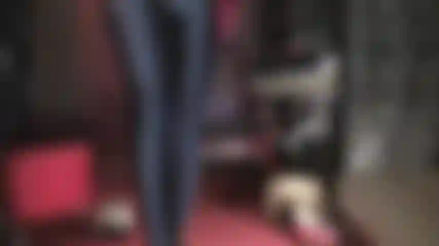 Adorazione del raso - bellissimi pantaloni di seta liscia blu navy e guanti bordeaux.