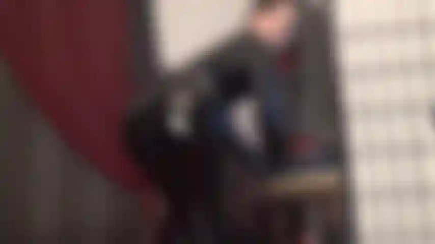 Ami il mio culo in lattice lucido e pvc attillato. La padrona ti fa baciare e leccare il suo sedere rotondo nero lucido in una tuta in pvc.