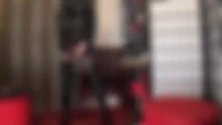 Una signora in nero, che adora il culo con calze, giarrettiere, pvc lucido, stivali e cappello.