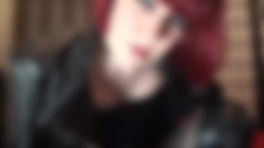 Adoro il mio corpo in pelle nera e pantaloncini rossi metallizzati - la padrona indossa uno splendido completo con corsetto in pelle, stivali alti, collant neri, guanti e giacca corta. Accarezza il tuo cazzo per queste curve seducenti.