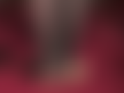 Il tuo cazzo da schiavo viene schiacciato e calpestato dalle meravigliose scarpe nere lucide e dalle dita dei collant della padrona, spremendolo fino all'ultima goccia di sperma.