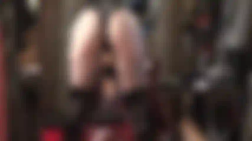 Mi siedo in faccia indossando collant neri trasparenti con strapon. Mentre abbasso il mio culo sul tuo viso, il mio grosso cazzo bianco scivola giù per la tua gola...