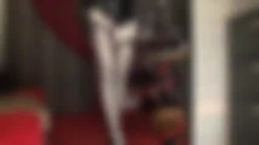 Una combinazione molto lucida di collant in spandex bianco leohex e calze nere velate con cucitura, che danno l'illusione di calze grigio metallizzato lucido. Adora questa incredibile lucentezza.