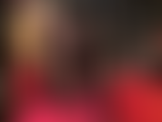 Strati di collant lucidi, neri, rossi e bianchi, abbinati a scarpe spuntate con tacco a spillo metallizzate e lucide.