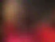 Strati di collant lucidi, neri, rossi e bianchi, abbinati a scarpe spuntate con tacco a spillo metallizzate e lucide.