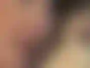 Primo piano estremo degli occhi e delle labbra della mia padrona mentre massaggia lo sperma del tuo cazzo usando guanti medici.