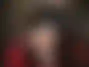 Gambe e piedi nudi, gioco con le scarpe, décolleté penzolanti con la suola rossa - la padrona vestita di pelle con i capelli corti mi stuzzica con le sue meravigliose gambe e piedi nudi.