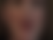 Ho il feticismo dello sputo: guarda questo delizioso liquido gocciolare dalle mie labbra e dalla mia lingua, che hanno un rossetto lucido.