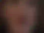 Ho il feticismo dello sputo: guarda questo delizioso liquido gocciolare dalle mie labbra e dalla mia lingua, che hanno un rossetto lucido.