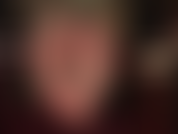 Unghie dei piedi smaltate di rosso e piedi nudi sudati in primo piano. - La padrona gioca con i suoi piedi sexy e umidi, le piante morbide e gli archi alti in questa rara clip con dita dei piedi smaltate.