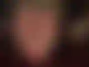 Unghie dei piedi smaltate di rosso e piedi nudi sudati in primo piano. - La padrona gioca con i suoi piedi sexy e umidi, le piante morbide e gli archi alti in questa rara clip con dita dei piedi smaltate.